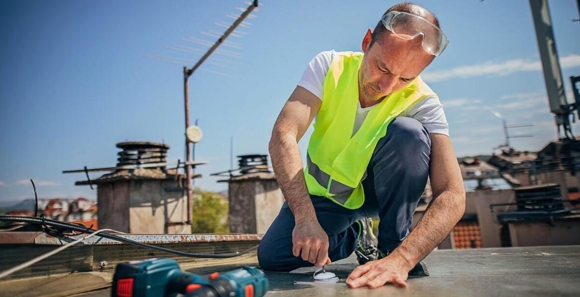 Jak szkolenie dekarzy wpływa na rozwój zawodowy i umiejętności praktyczne?