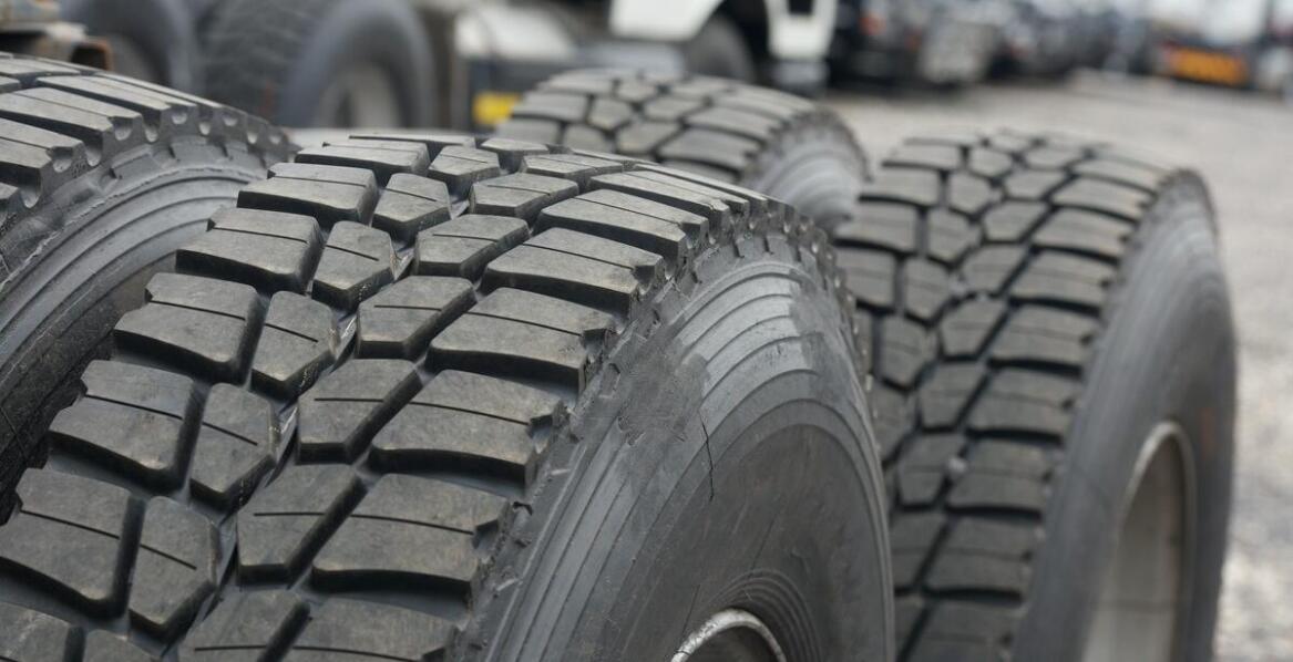 Jak odpowiedni wybór opon 295/80 R22.5 wpływa na redukcję emisji spalin?