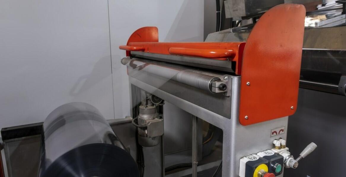 Jakie korzyści przynoszą automatyczne zgrzewarki do folii?