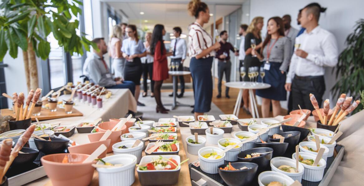 Organizacja przyjęcia firmowego z cateringiem: Kluczowe elementy sukcesu