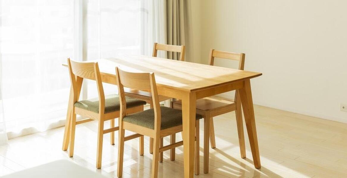Jak wybrać kolor i wykończenie stołu drewnianego do Twojego wnętrza?