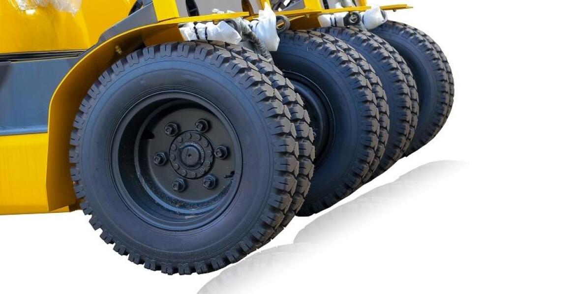 Jakie opony najlepiej sprawdzą się w trudnych warunkach pracy wózka widłowego?