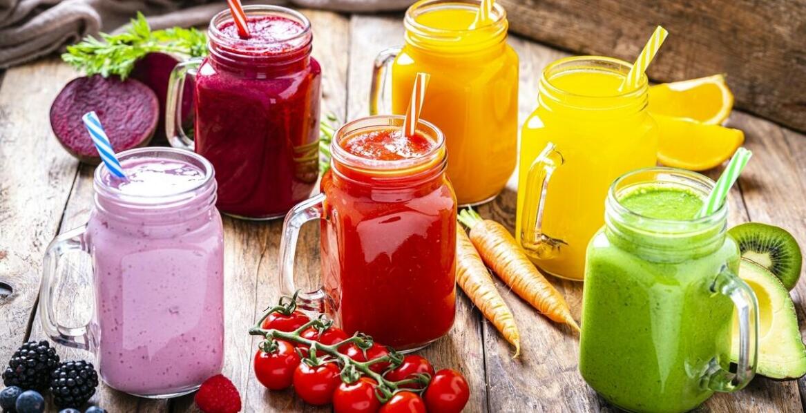 Jak dobrać odpowiednie kubki i mieszadełka do napojów dla swojego lokalu?