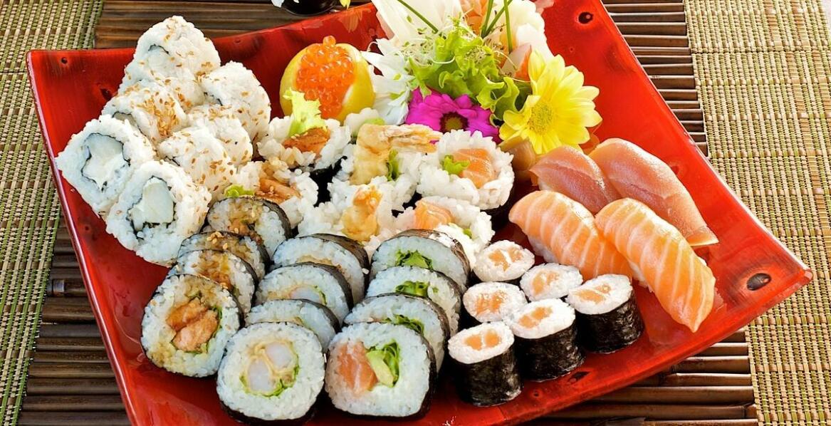 Jakie sushi na telefon w Bydgoszczy najlepiej sprawdzi się na piątkowy wieczór?