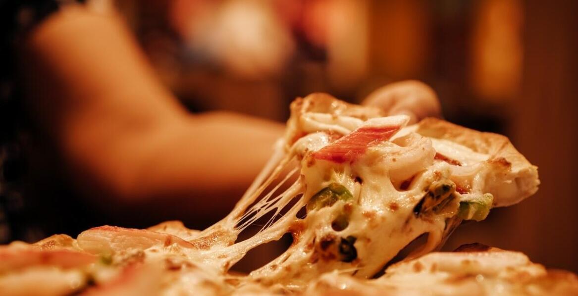 Wyjątkowe doznania kulinarne z pizzą faszerowaną z dostawą w Poznaniu