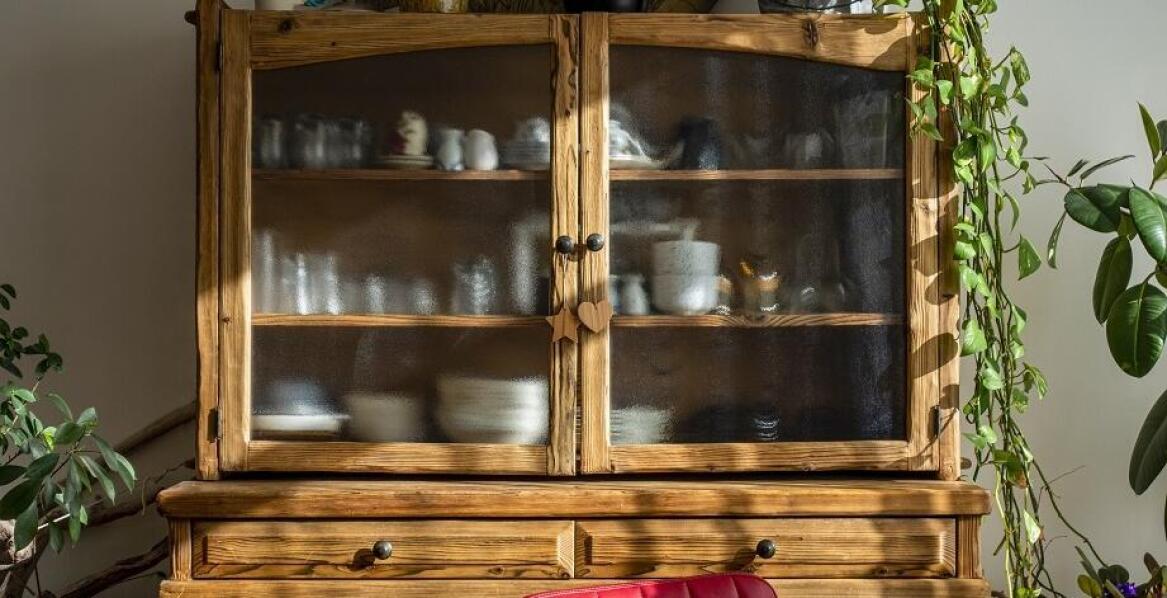 Bliskość natury: jak kredensy drewniane mogą wzbogacić Twoje wnętrze?