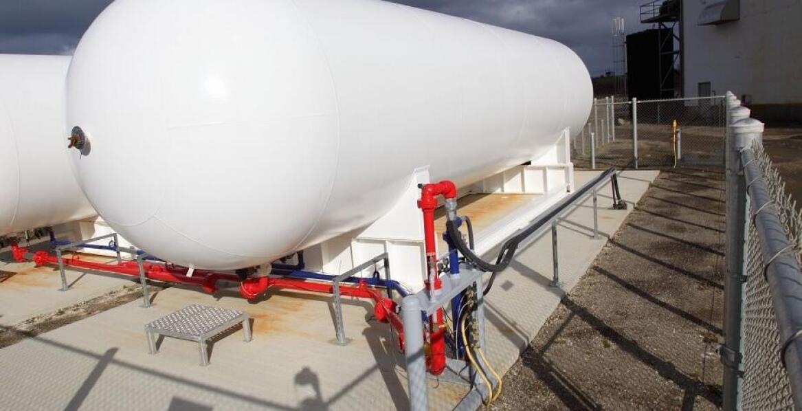 Jakie normy muszą spełniać zbiorniki na paliwo lotnicze w transporcie?