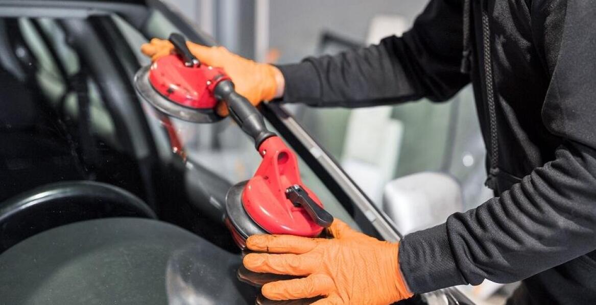 Jakie są kluczowe etapy procesu wymiany szyby przedniej w nowoczesnym pojeździe?