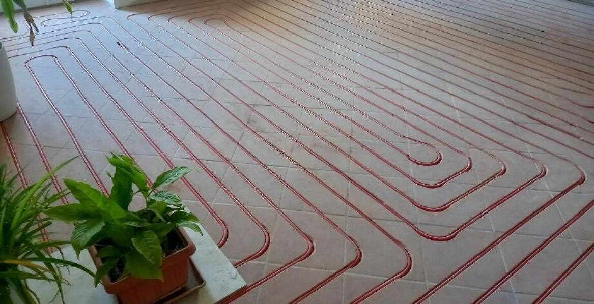 Jak frezowane ogrzewanie podłogowe zapewnia komfort cieplny w mieszkaniach?