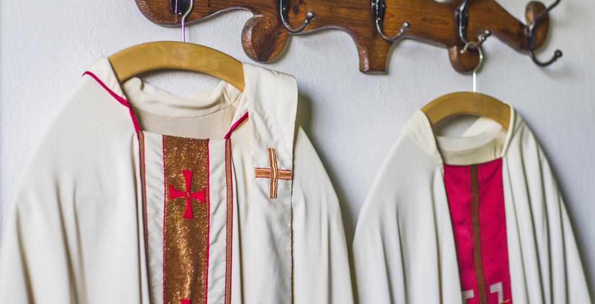 The impact of the liturgical season on the choice of chasuble colors