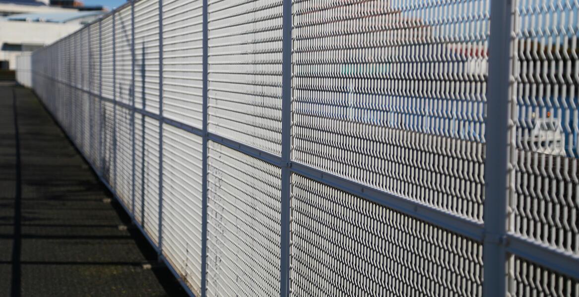 Einfluss zusätzlicher Dienstleistungen auf die Kosten von Zäunen aus Polen