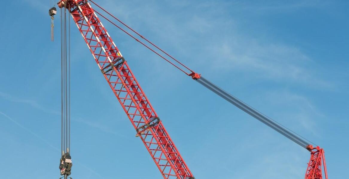 Jak przebiega profesjonalny montaż dźwignic krok po kroku?