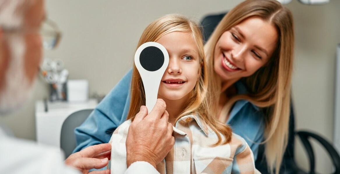 Jakie nowoczesne technologie wspierają pracę okulisty dziecięcego w diagnostyce wzroku?