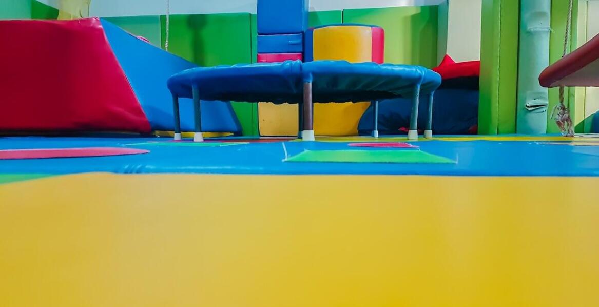 Najlepsze atrakcje wspinaczkowe w sali zabaw: Podróż ku szczytom