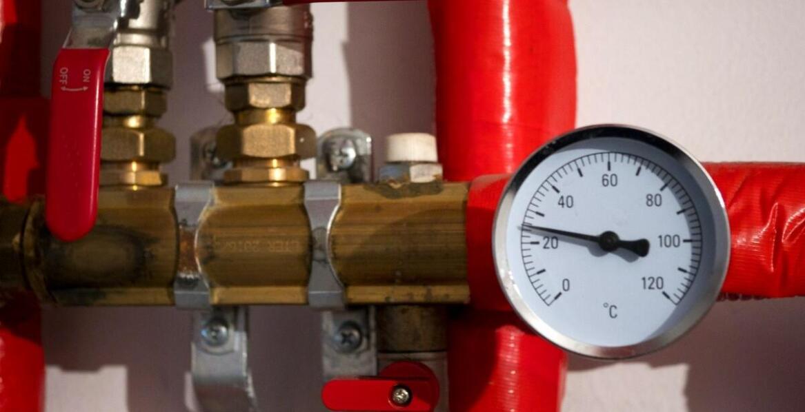 Jakie są kluczowe funkcje hydrantów wewnętrznych w budynkach użyteczności publicznej?