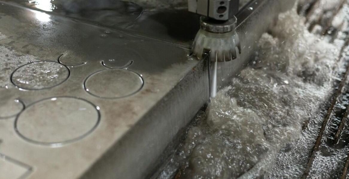 Jakie korzyści przynosi cięcie wodą w kontekście prototypowania płytek?