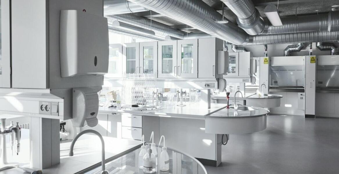 Bezpieczeństwo pracy z niebezpiecznymi odczynnikami laboratoryjnymi