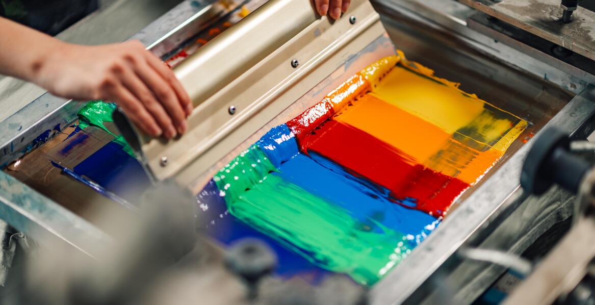 Jak gumy raklowe wpływają na precyzję i jakość druku sitowego?