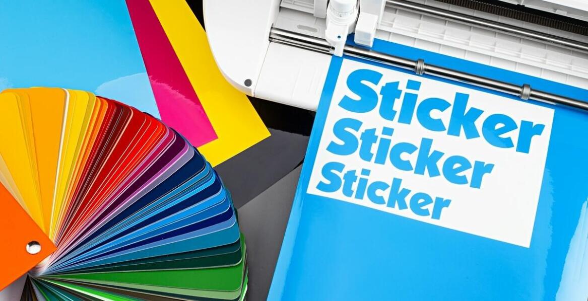 Zastosowanie specjalistycznych klejów w produkcji naklejek – co warto uwzględnić?