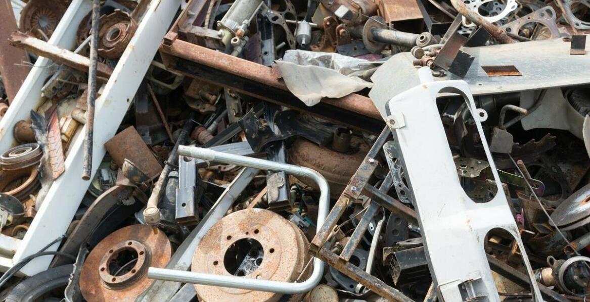 Jak klasyfikacja odpadów przemysłowych wpływa na ich bezpieczne przetwarzanie?