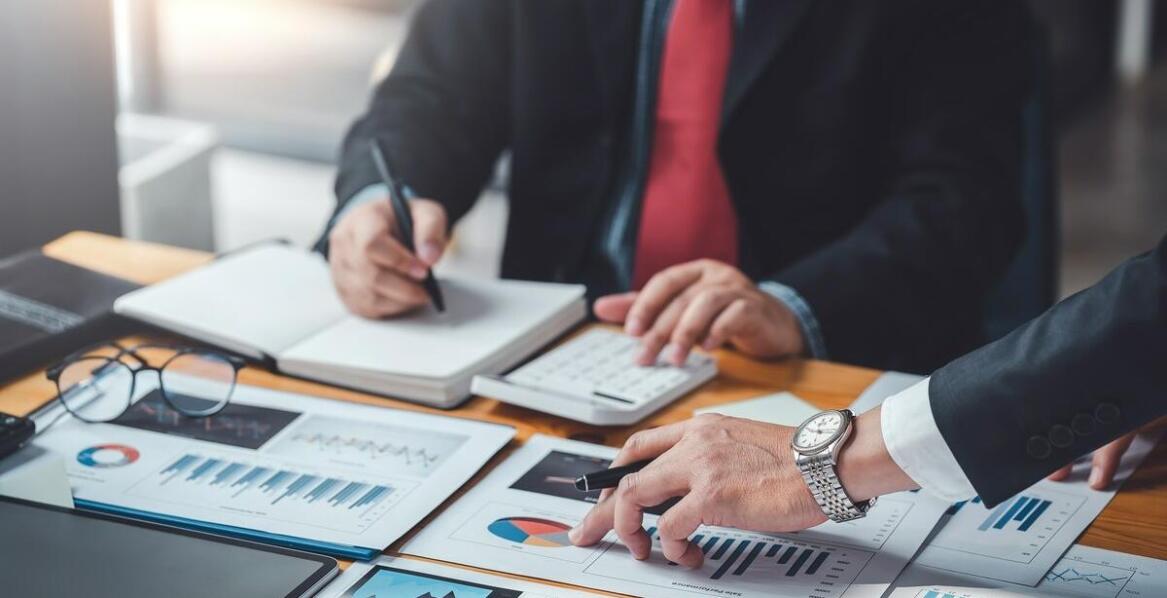 Przegląd ksiąg przychodów i rozchodów przez ekspertów z biura rachunkowego