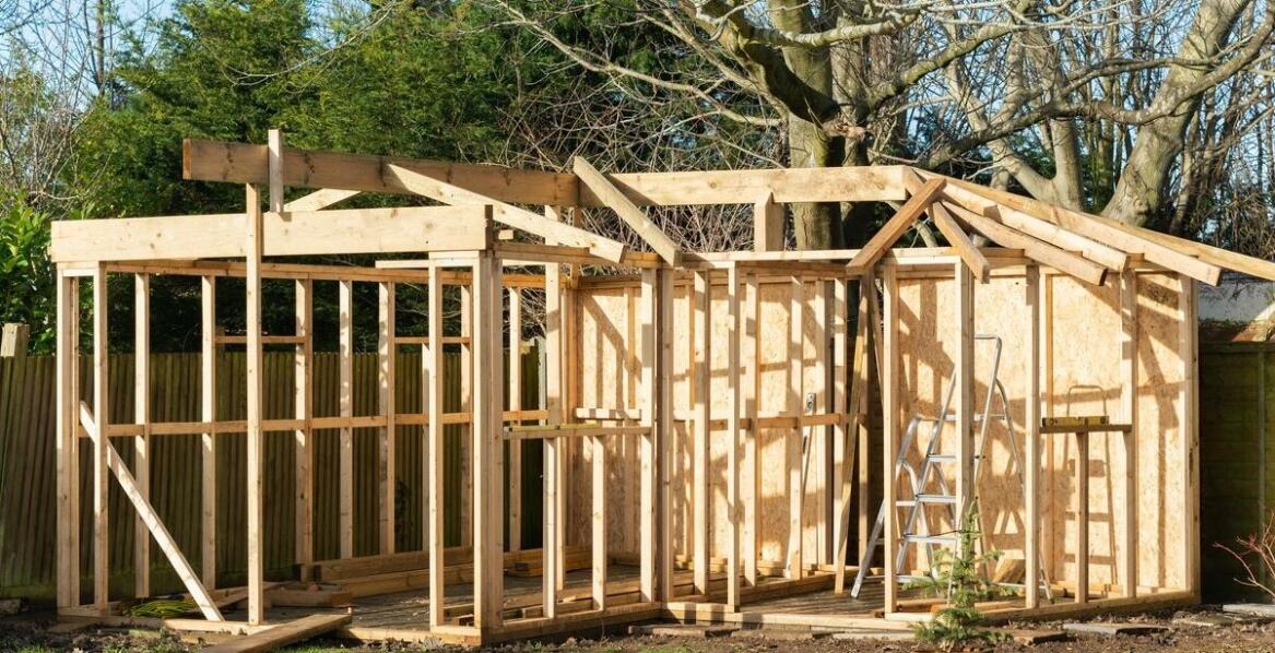 Samodzielny montaż domów drewnianych – co warto wiedzieć?