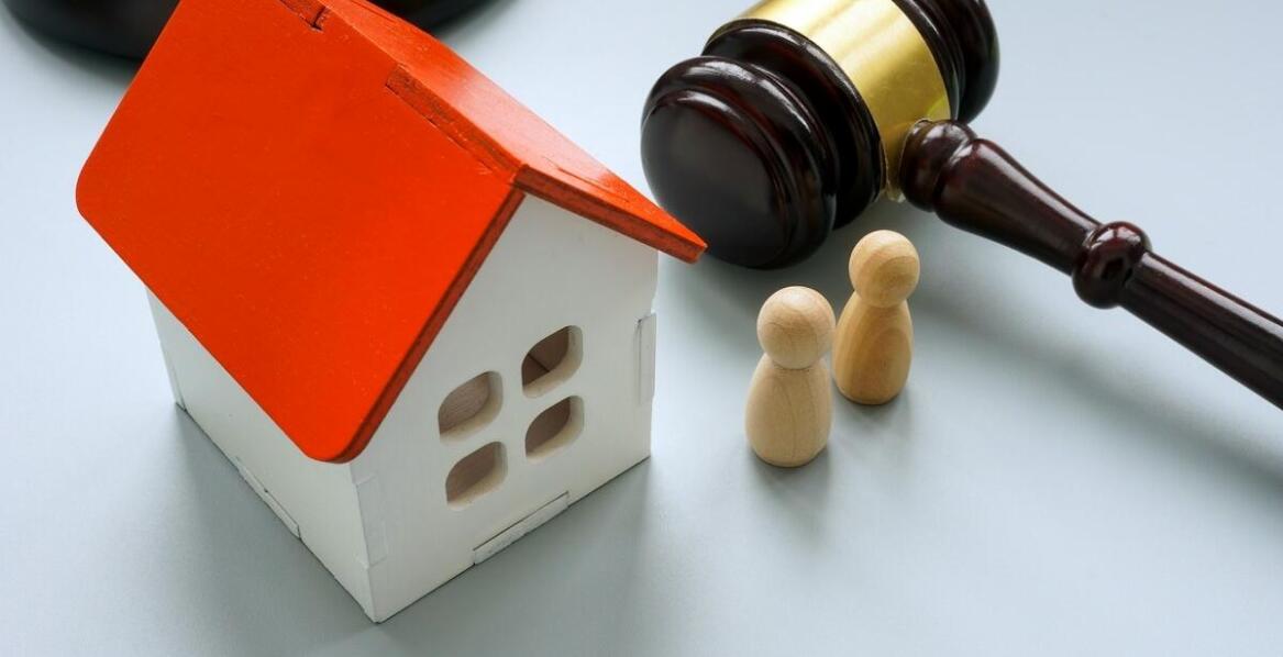 Egzekucja z ruchomości a egzekucja z nieruchomości – kluczowe różnice