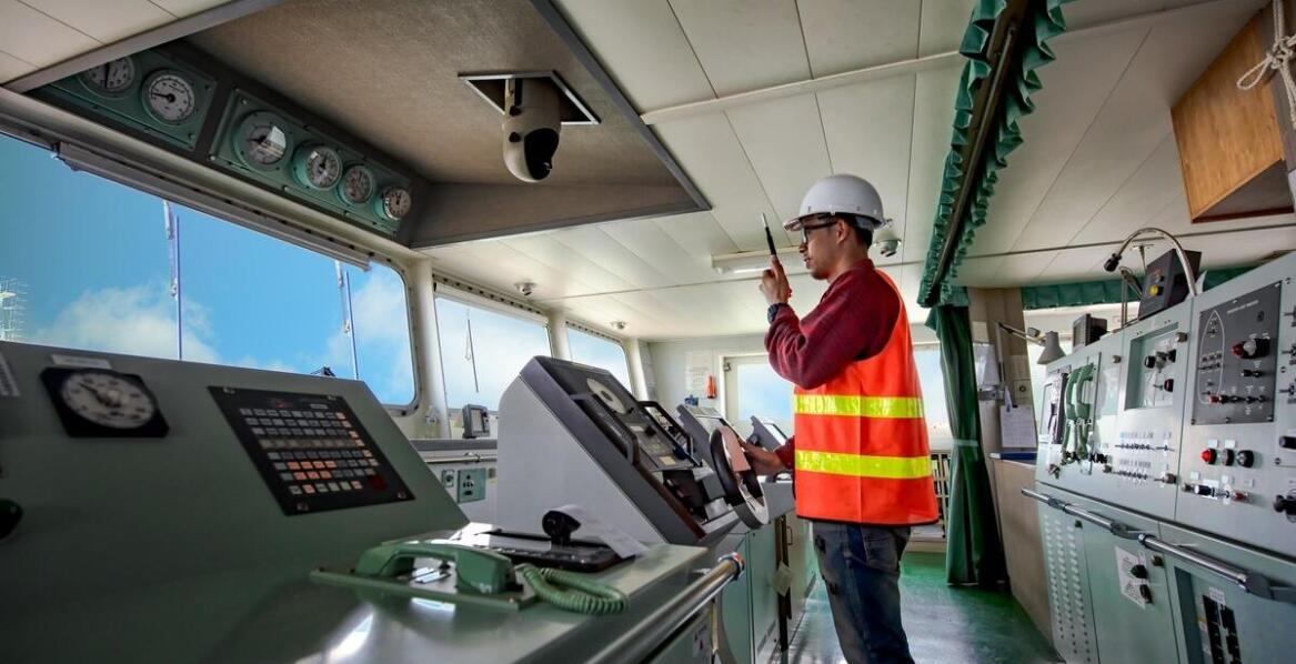 Serwisowanie systemów VHF: Kluczowe praktyki i ich znaczenie dla żeglugi