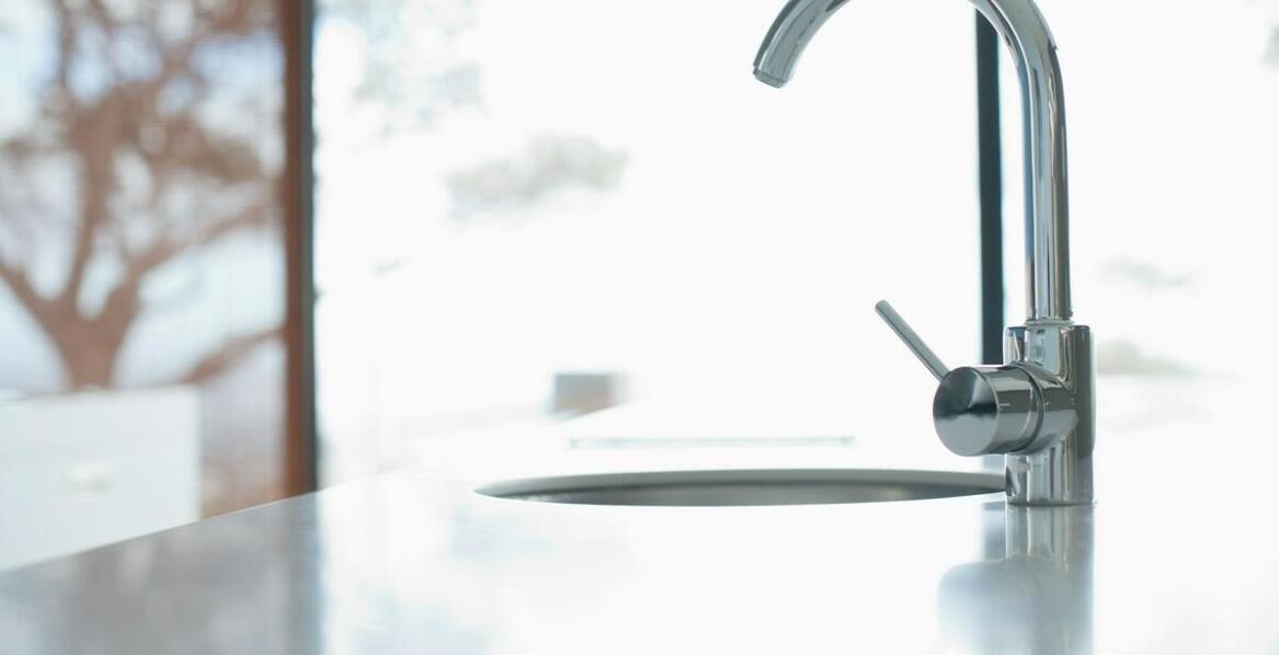 Zastosowanie zestawu do filtowania wody w kuchni – korzyści i zalety