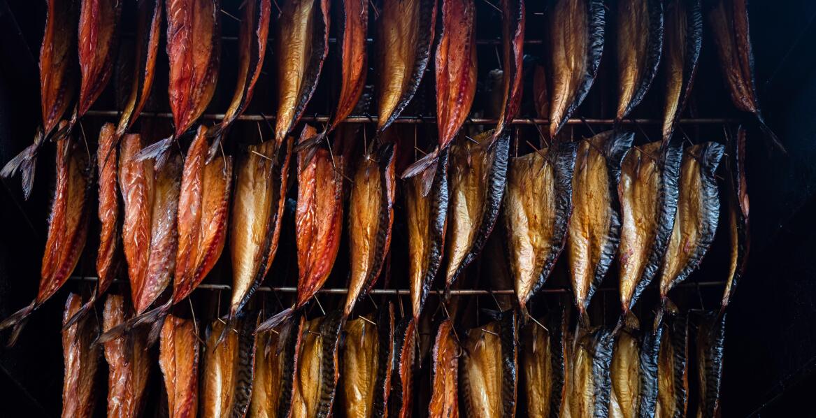 Arten von Räucherchips und ihr Einfluss auf den Geschmack von geräuchertem Fisch