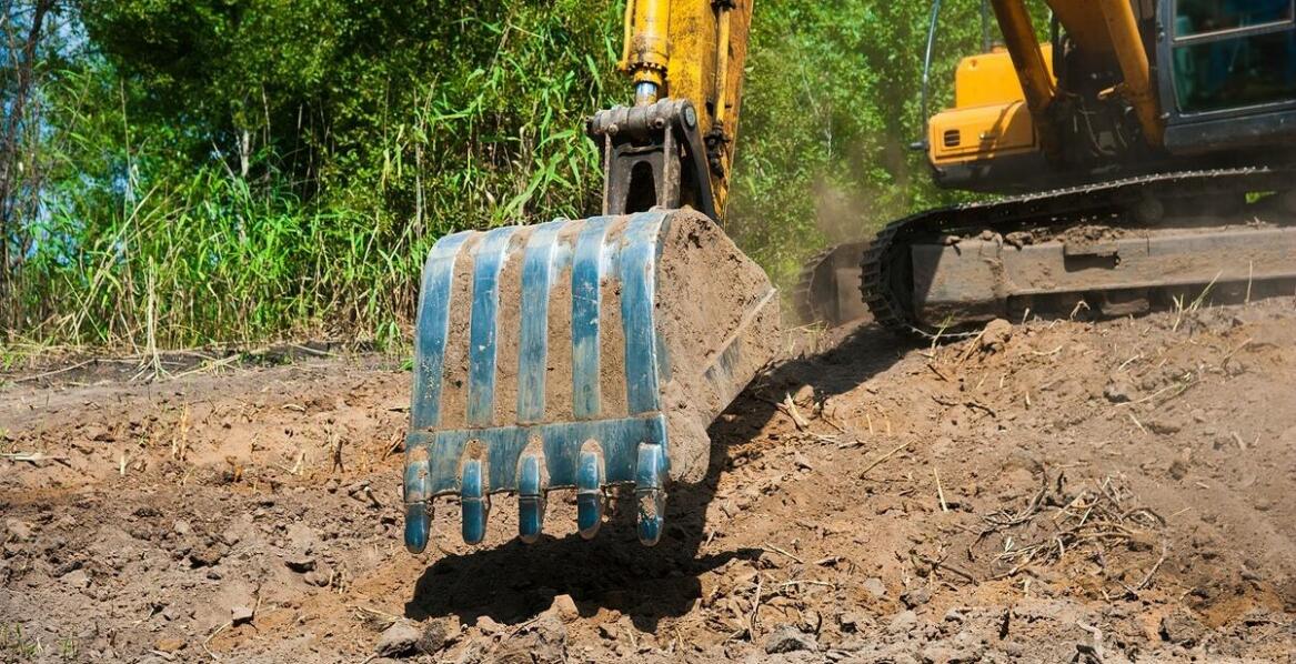 Łyżki do koparek: Jakie są najważniejsze cechy wpływające na ich trwałość?