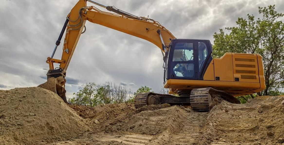 Jak wynajem koparki może pomóc w ograniczeniu kosztów projektu?