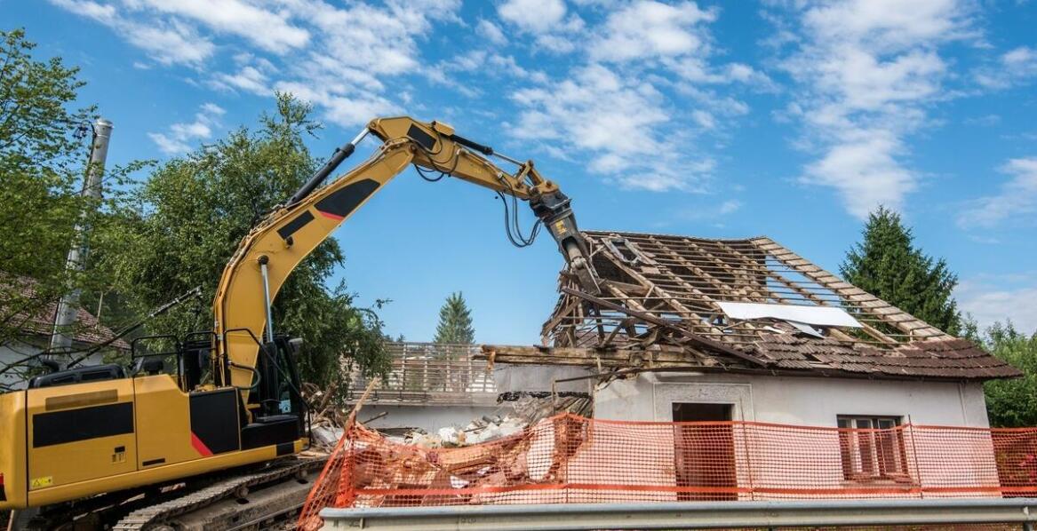 Wynajem koparki a elastyczność w realizacji skomplikowanych wyburzeń