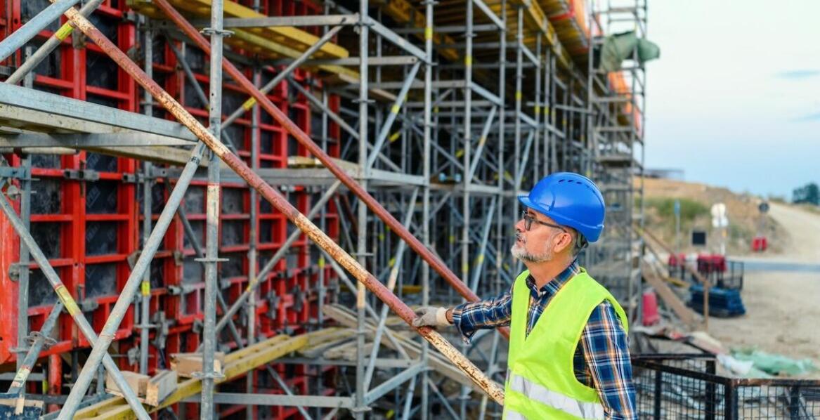 Jakie są kluczowe aspekty bezpieczeństwa przy pracy na wysokościach?