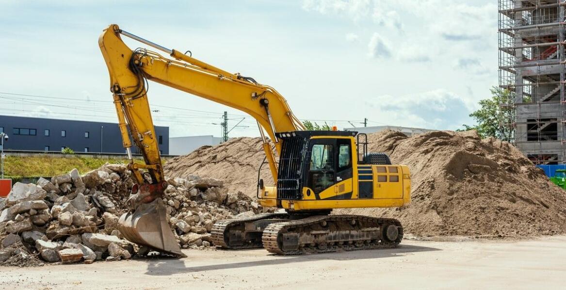 Zalety wynajmu koparki przy realizacji projektów budowlanych