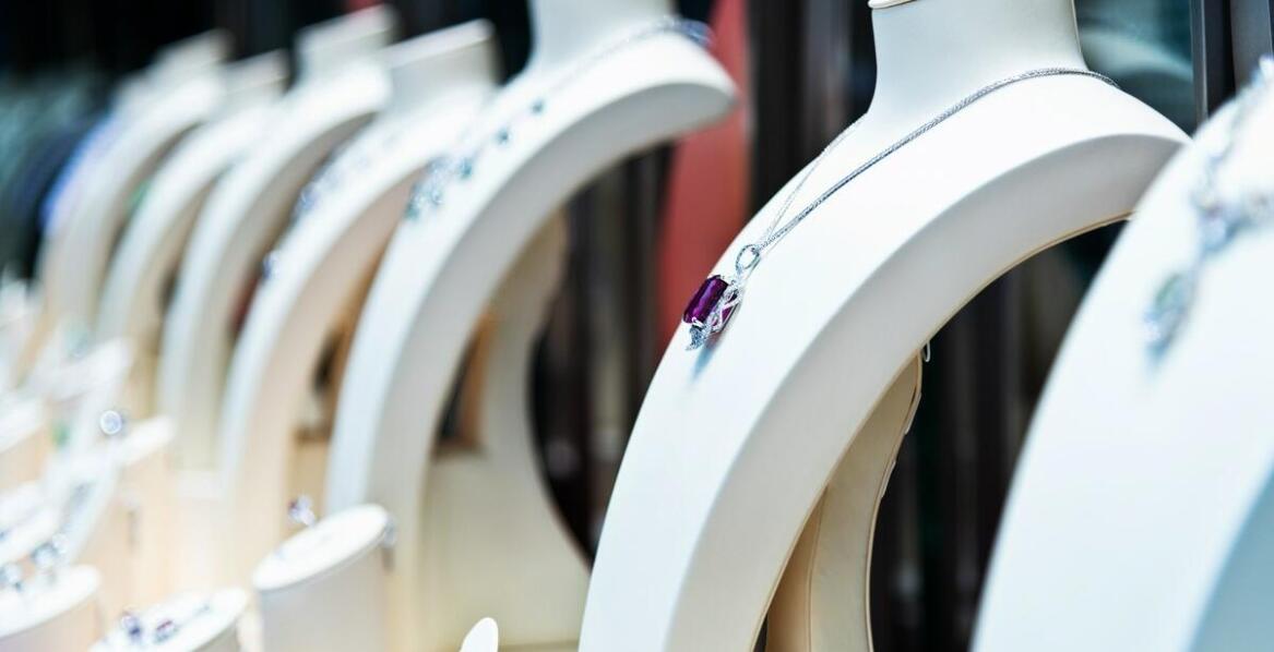 Uniwersalność małej czarnej sukienki – jak dopasować ją do każdej sytuacji?