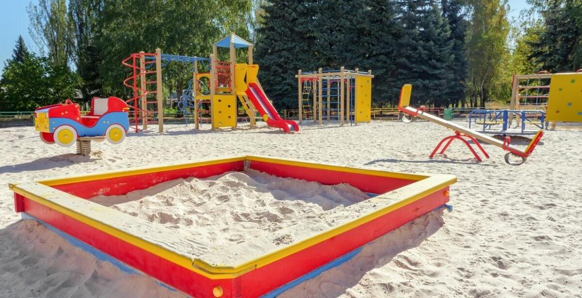 Jakie korzyści przynoszą zjeżdżalnie metalowe na placu zabaw dla rozwoju dzieci?