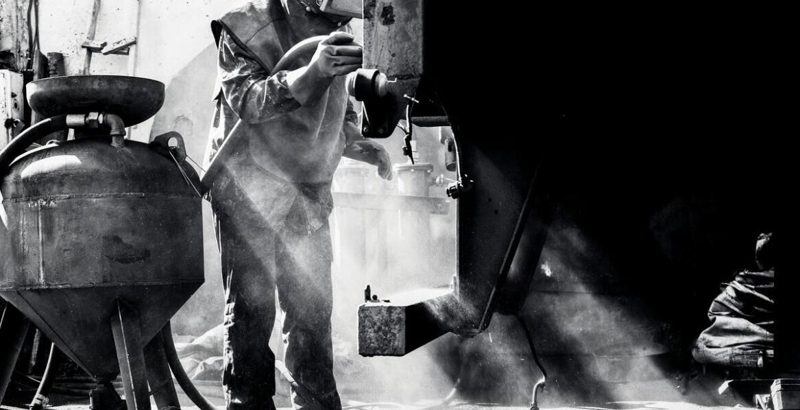 Rola piaskarek automatycznych w przygotowaniu powierzchni przed galwanizacją