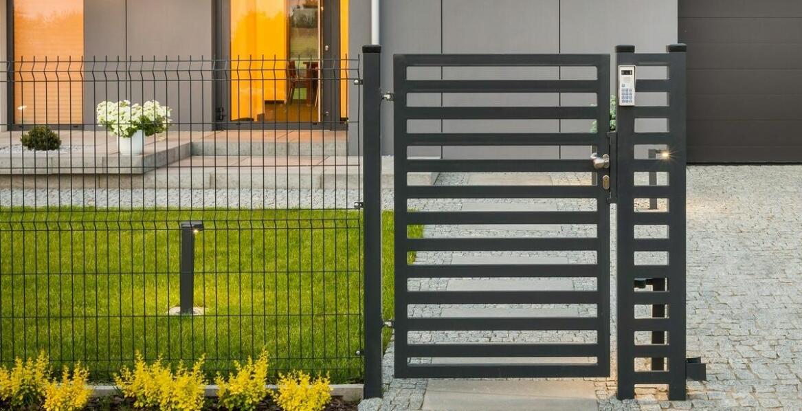 Wo bewähren sich Zäune aus Polen mit horizontalen Stäben?