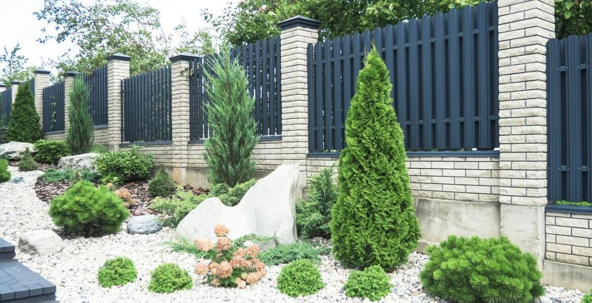 Welche Vorteile haben Metallzäune aus Polen in Form von vertikalen Paneelen?