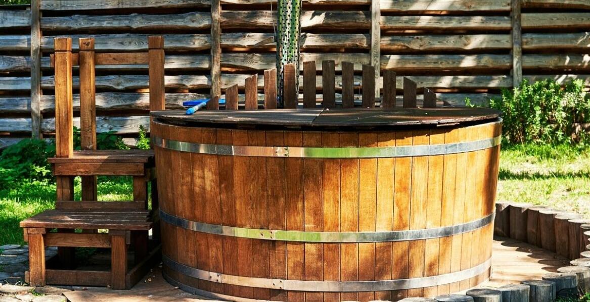 Warum sollte man auf naturbelassenes Holz im Gartenspa setzen?