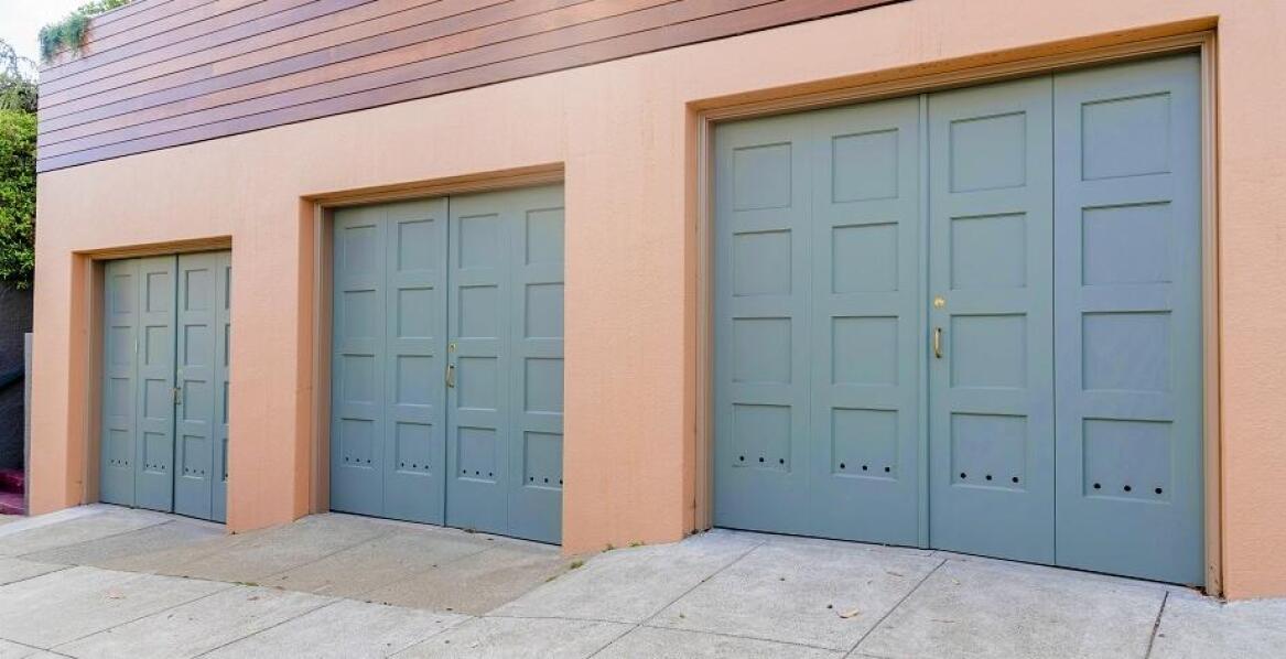 Zastosowanie bram garażowych w różnych typach budownictwa
