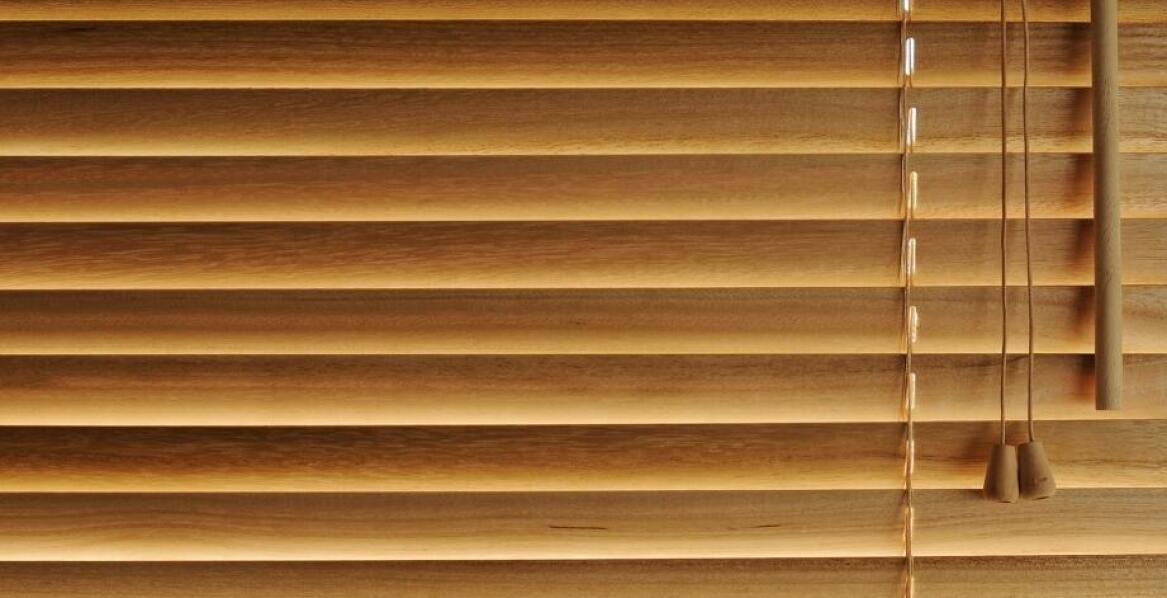 Żaluzje drewniane czy aluminiowe? Porównanie oferty producenta
