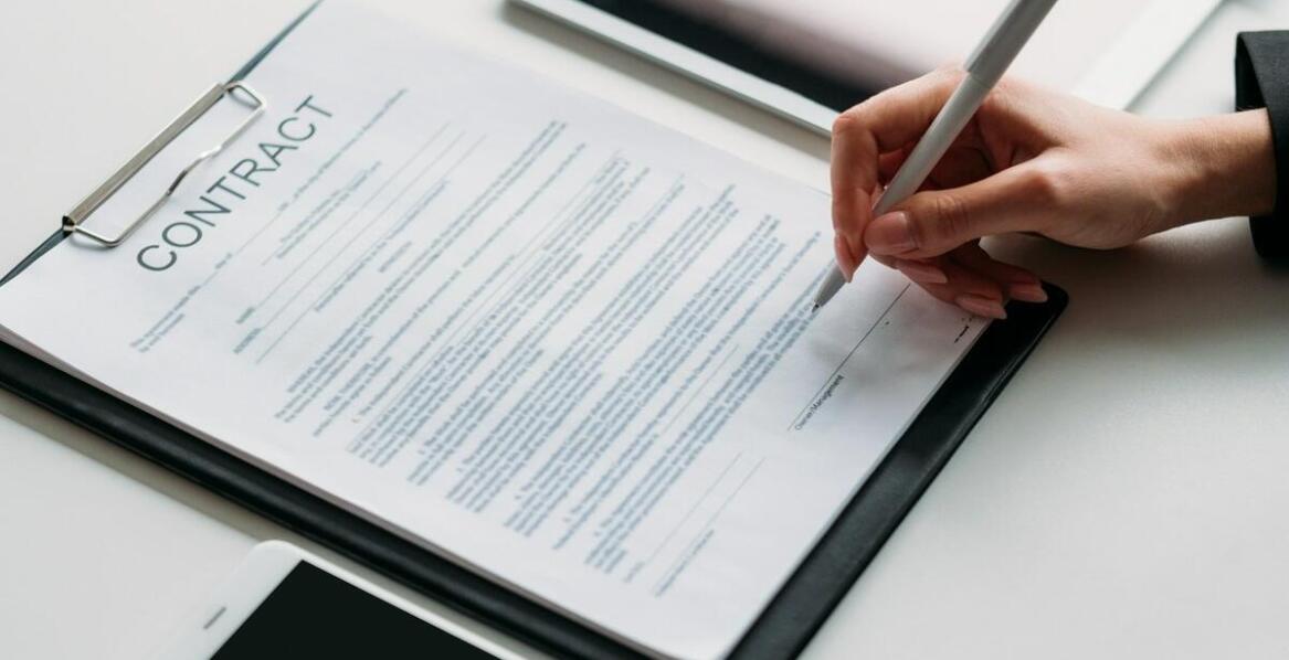 Jakie są kluczowe aspekty umowy przy wynajmie maszyn czyszczących?