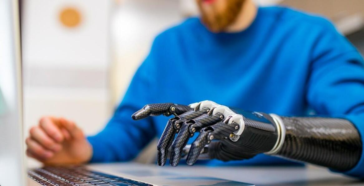 Jak bioniczne systemy sterowania poprawiają precyzję ruchów w protezach mioelektrycznych?