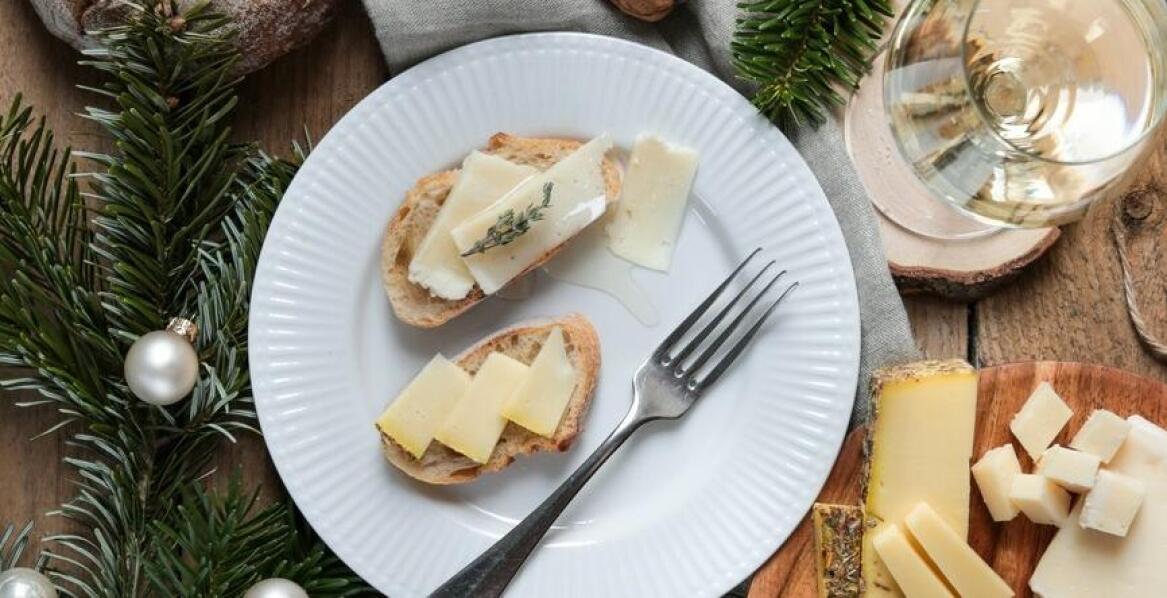 Jak deska drewniana do serów może podkreślić smak i aromat różnych rodzajów sera?