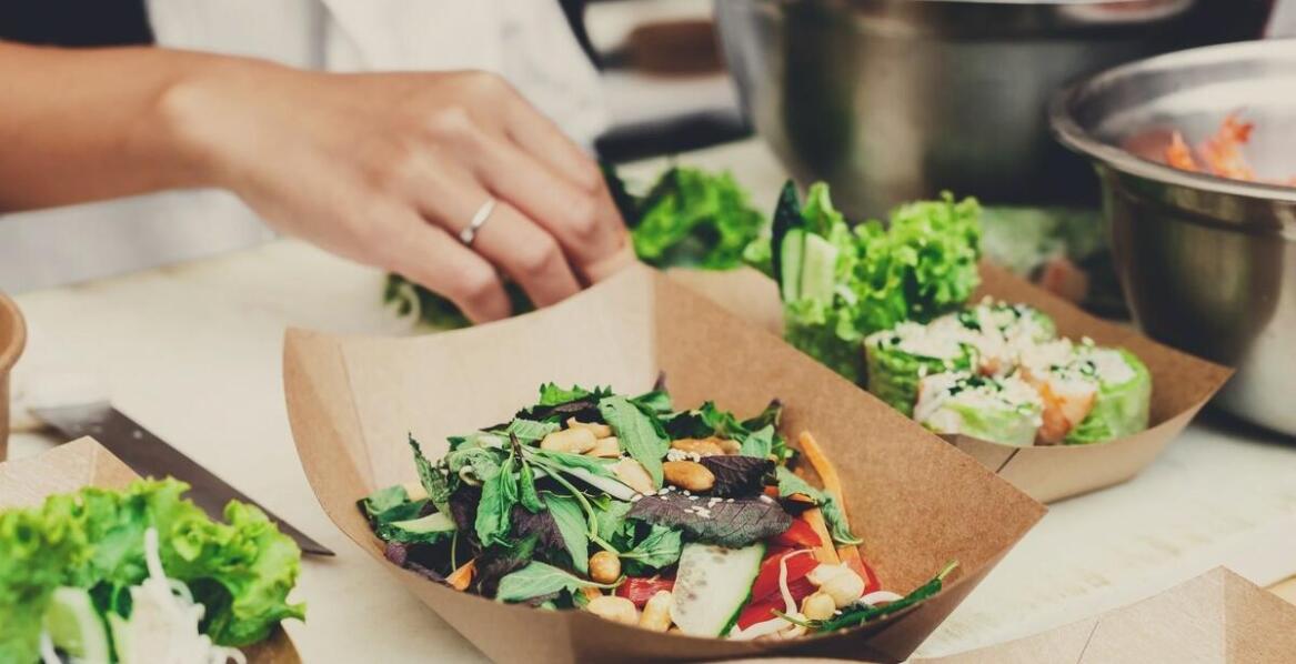 Jak opakowania cateringowe mogą wspierać ekologiczne inicjatywy w gastronomii?