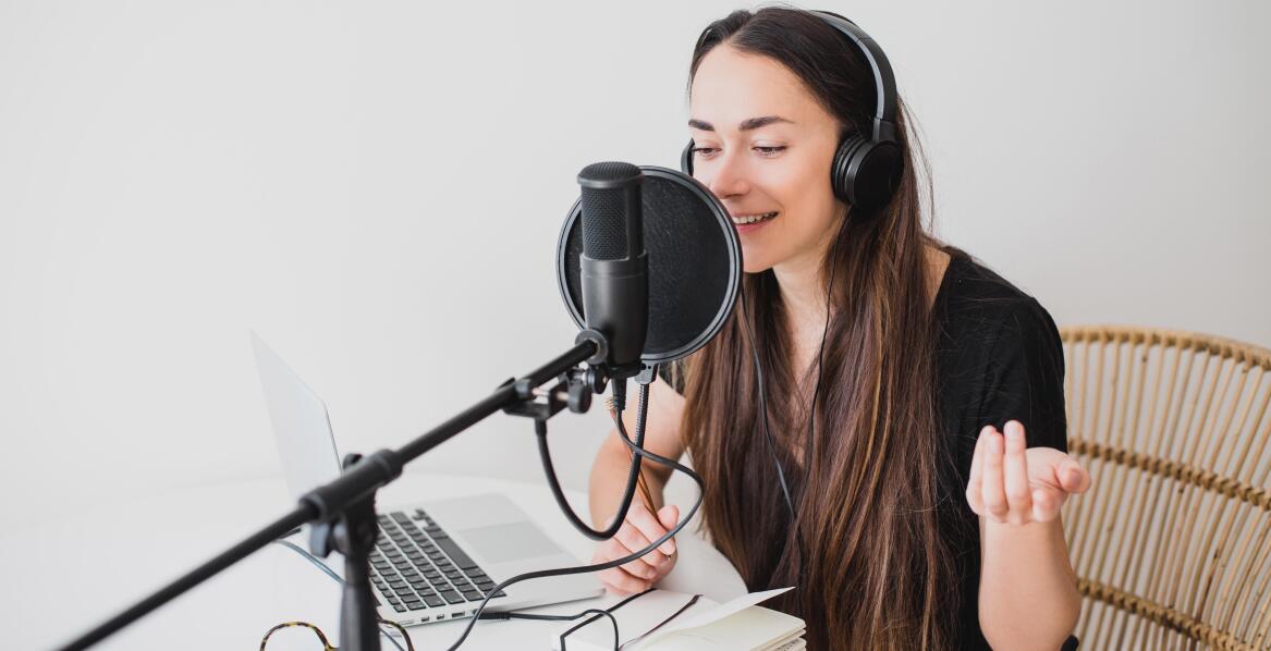 Wybór lektora książek – kluczowe cechy idealnego głosu do narracji