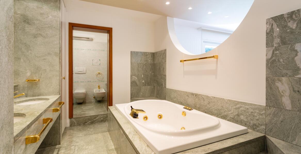 Efektowne połączenia kolorystyczne z użyciem złotej baterii wannowej