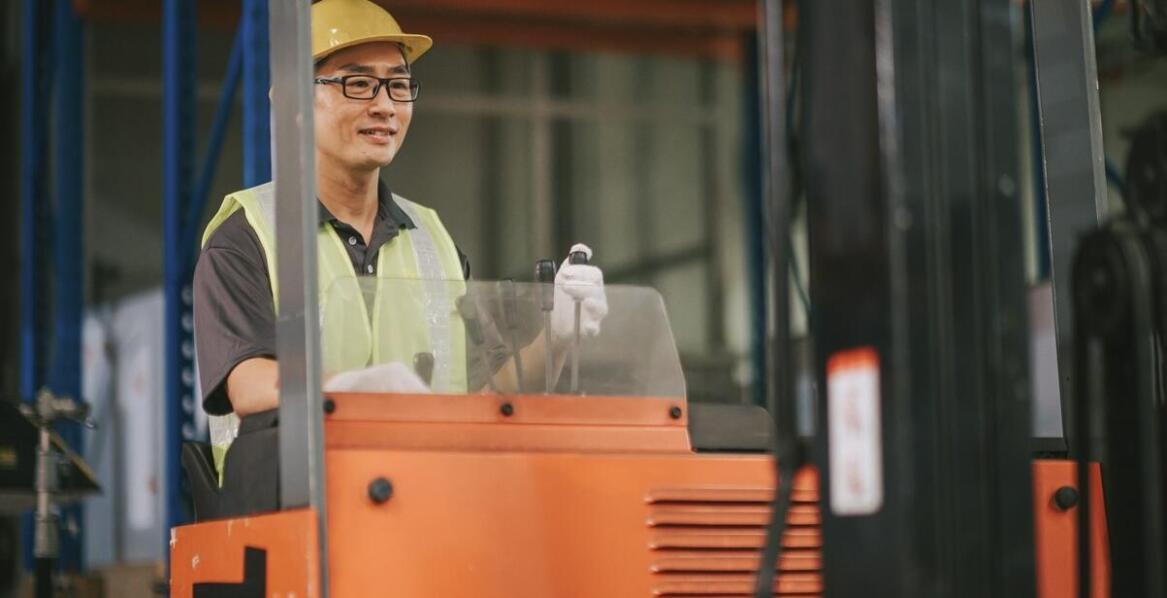 Elastyczność i wygoda kursów na wózki jezdniowe: stacjonarnie czy online?